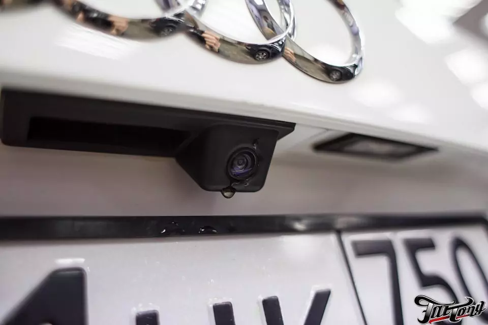 Audi Q5. Установка камеры заднего вида с выводом на штатный дисплей и установка скрытого омывателя камеры.